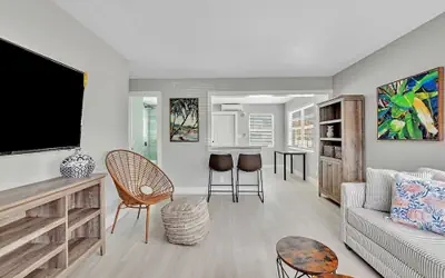 Beachside 1BR Apt Walk to Hollywood & Dania Beach