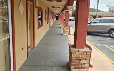 Deluxe Inn - Savannah