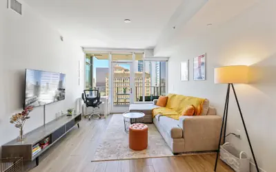 NEW Upscale Downtown San Diego Stay Queen Bed Pool Sauna