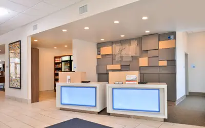 Holiday Inn Express & Suites Farmington Hills - Detroit by IHG