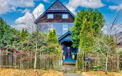 Victorian on Garden Best Location in Town