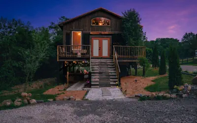 Treehouse Hot tub on 60 Acre Farm Near Downtown