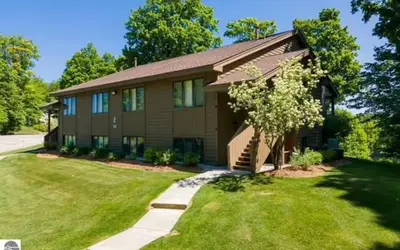 2BR Escape Torch Lake Views Golf 755