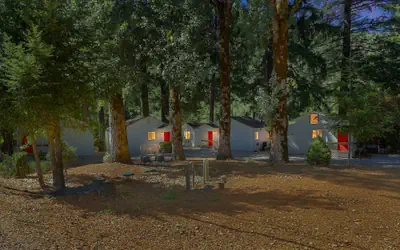 Rouge Cobb Mountain Hotel - Cabin 1