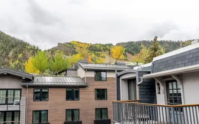 Aspen Downtown 2BR Ski Condo w/ Fireplace - CD 17