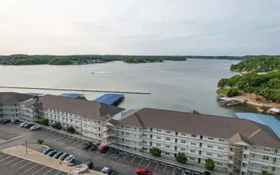 Nautical-inspired Lakefront Unit w/ Awesome Views