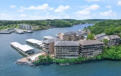 Lakefront 1st-floor Condo, Screened Patio, Pools & Courts