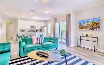 Upstay Condo Near Disney w Pool & Sauna