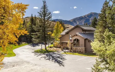 Snow Creek 1554 - Ski-in/ski-out + Pool & Hot Tub