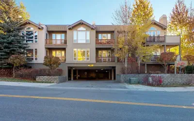 Snow Star Skylight - 3BD 3BA - Hot Tub, Gym, Walk to Ski!