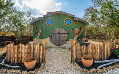 Woodsman Hobbit with Hot Tub & Fireplace