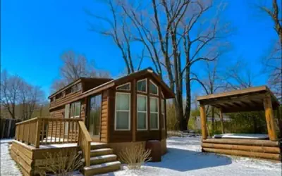 Bourbon Barrel Cabin on Lake Near Airport Downtown
