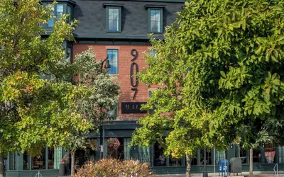 Lark Hotels 907 Main