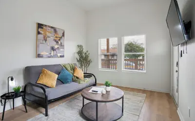 Peaceful Stays With Easy Access to Downtown