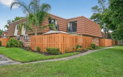 Bright & Cozy Townhome · Pool & Near Downtown