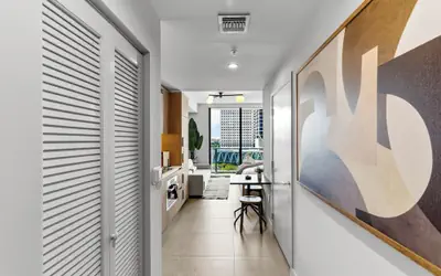 Prime Downtown w Skyline View