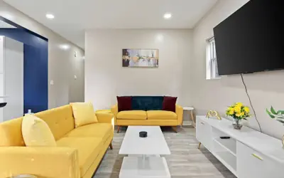 Modern Comfort Downtown Indy Stylish 3BR Getaway