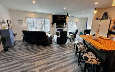 37pa Superbly Appointed Riverfront Home in Littleton! Skiing, Hiking, Firepit, wif