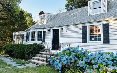Family Cottage with 4 King Beds