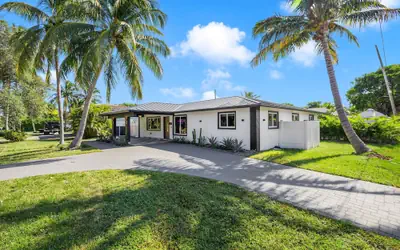 5 Min to Beach Heated Pool Hot Tub BBQ