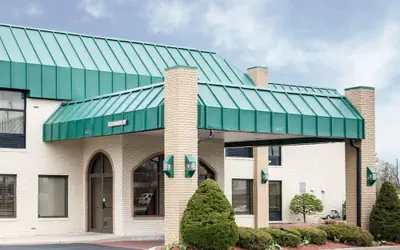 Lafayette Inn & Suites