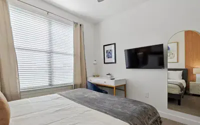 Stylish 2B near Legacy West