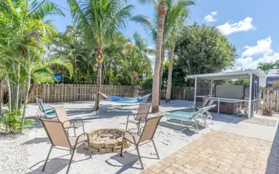 Naples Paradise Grill Hottub Close to Beach