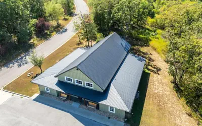 8-bedroom Branson Retreat- Hot Tub Porch Swings