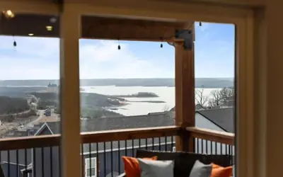 Modern Getaway w Hot Tub Arcade Stunning Views