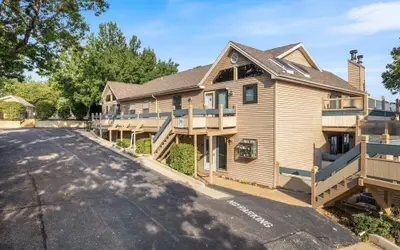 Lakeview Condo at The Falls w/ Wraparound Screened Porch, 2 PWC Slips & Pools at 2 MM