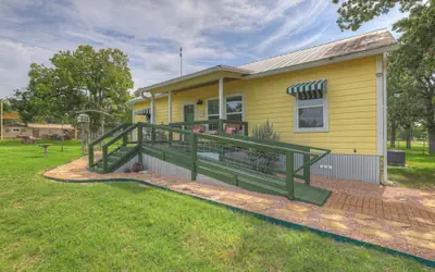 Farmhouse Charm 10 Min to Downtown, Pet Friendly!