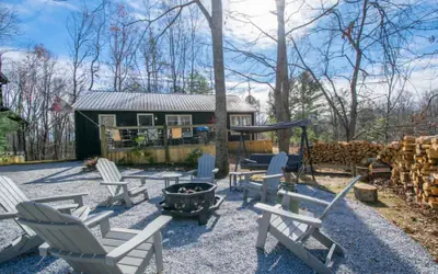 Rustic Awesome 4BR Lodge w Game Room Fire Pit