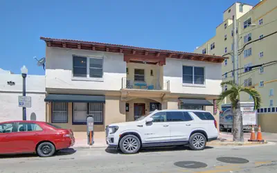 South Beach 2BR Condo Walk to Beach