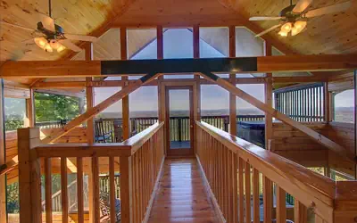 Mountain Top Cabin With Views Hot Tub and Arcade