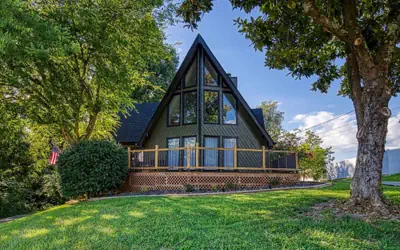 4BR 3BA Cabin w Games Hot Tub Near Smoky Mtns