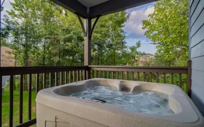 Stylish New 5BR 4BA Cabin Steps From Dollywood