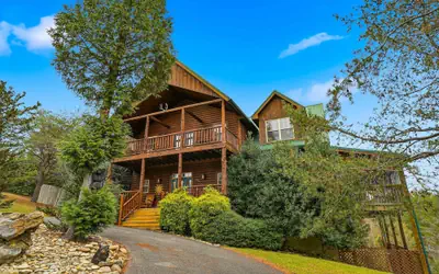5BR Cabin w Yard Office Hot Tub Firepit