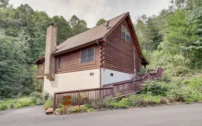 Golden Grizzly Cabin by Beyond Expectations With Hot Tub