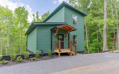 Green Bear Cabin by Beyond Expectations With Hot Tub