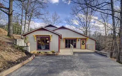 Emmas Rare Find by Beyond Expectations Cabin With Hot Tub