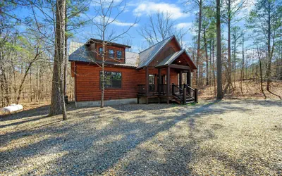 Pond Lily Creek - Spacious Couples Cabin - Hot Tub