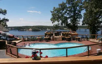 EAGLES NEST MOTEL & LOUNGE