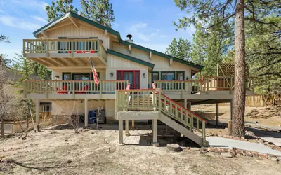 Lakeside Haven- Luxury Retreat Near