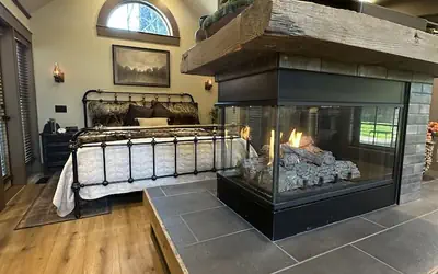 Luxury Gold Miner Cottage Walk to Britt