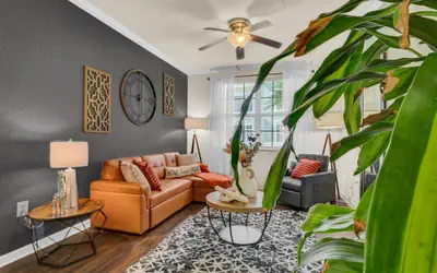 Modern 2BR 2BA w King Bed Pools Gym 1