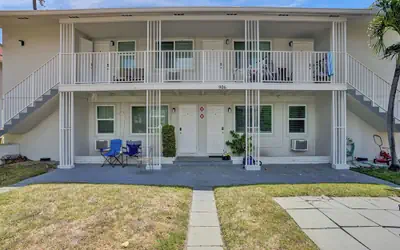 906 North Riverside Dr