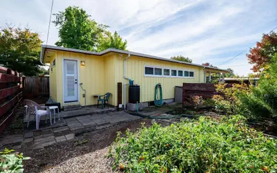 Mellow Yellow - 7 Minutes To Uo & 4 Minutes To Downtown 3 Bedroom Home