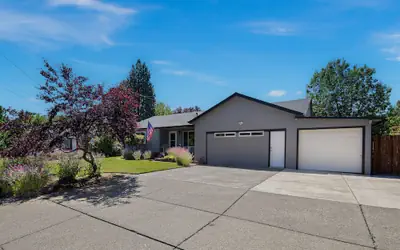 The Mixture - Hot Tub, Fire Pit & Covered Outdoor Dining 3 Bedroom Home