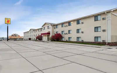 Super 8 by Wyndham Lincoln North