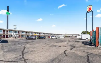 Super 8 by Wyndham Ontario